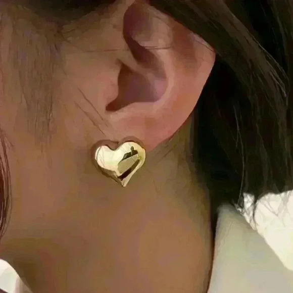 Jewelry - Sleek Metal Heart Earrings